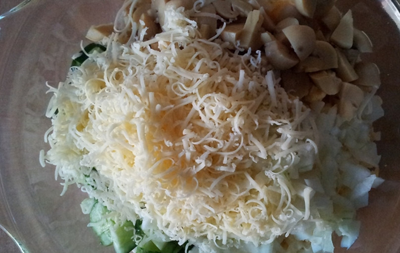 1. Этап. Салат с консервированными шампиньонами: Мелко натрите сыр.