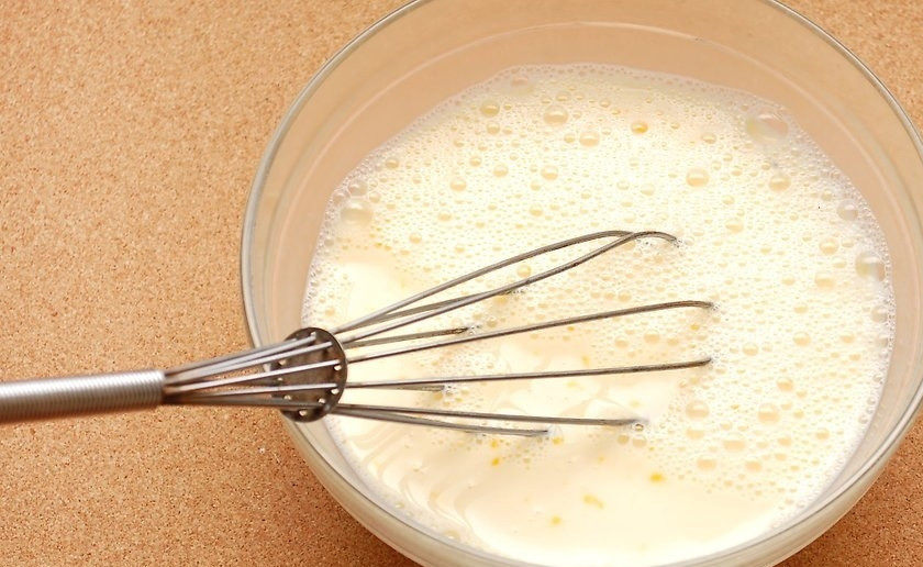 1. Этап. Блинчики с Нутеллой: 2. В другой миске смешайте куриные яйца с молоком.