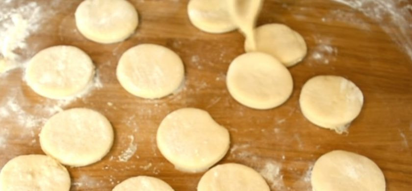 1. Этап. Пряники простые: 3. Сформируйте пряники: часть теста выложите на присыпанный мукой стол, раскатайте в пласт толщиной 1-1,5 см, вырежьте кружочки. Выложите пряники на покрытый пергаментом противень и выпекайте в разогретой до 180 градусов духовке 20-25 минут.