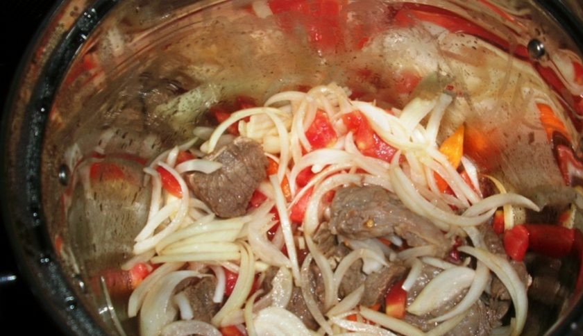 1. Этап. Рецепт кускуса по-арабски: В кастрюлю влейте немного масла. Выложите баранину, лук, помидоры и морковь. Тушите ингредиенты 30 минут на небольшом огне.