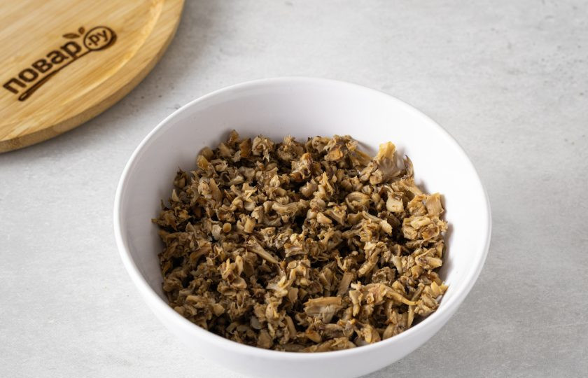 1. Этап. Вареники с вешенками: Остудите вешенки. Затем измельчите в мясорубке на крупной решетке или в блендере.