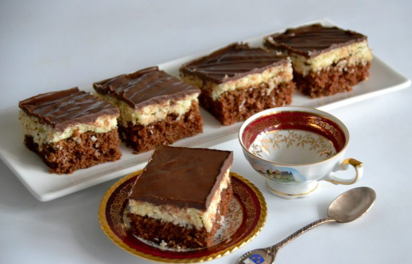 1. Этап. Пирожное Баунти: Наливайте чай, кофе и зовите сладкоежек к столу. Это очень вкусно, любители 