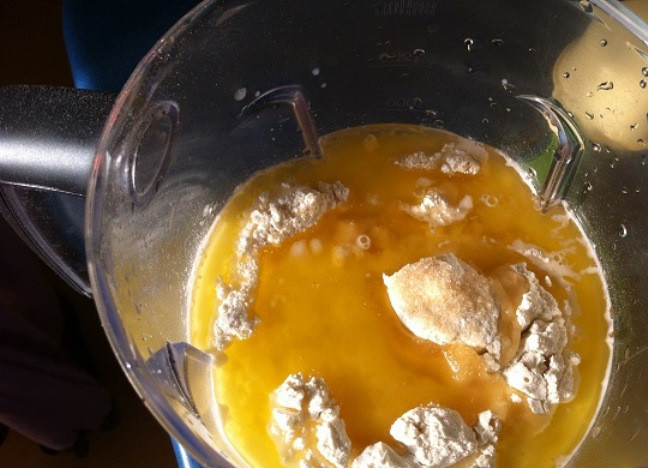 1. Этап. Блинчики без яиц и молока: Смешайте в большой миске все ингредиенты для блинов, кроме соды и уксуса.