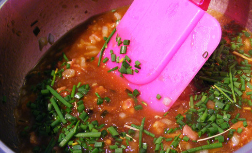 1. Этап. Говядина под соусом: 5. К нему тоже лучше сделать соус. Для его приготовления в отдельном сотейнике с небольшим количеством растительного масла обжарить измельченный лук. Затем добавить мелко нарезанный бекон и влить томатный соус. Посолить, поперчить и проварить буквально пару минут. Останется только дополнить соус зеленью и можно снять с огня.