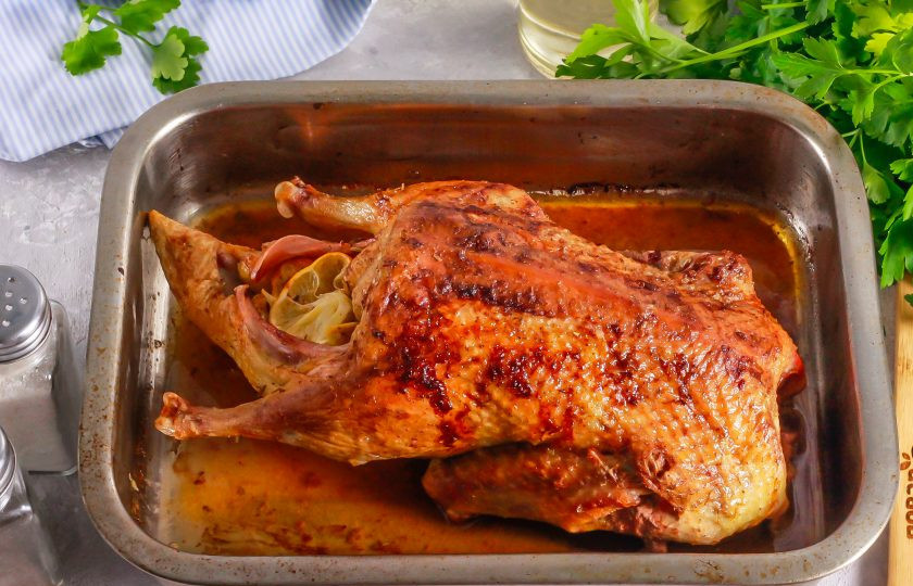 1. Этап. Утка с лимоном в духовке: Если грудка начнет подгорать, прикройте ее пергаментной бумагой или фольгой и допеките птицу до готовности.