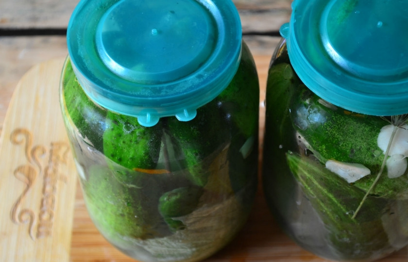 1. Этап. Малосольные огурцы хрустящие: Накройте капроновыми крышками. Банки советую поставить в глубокие тарелочки, поскольку во время брожения из банки будет вытекать вода. Через 3 дня малосольные огурчики будут совершенно готовы, теперь их можно пробовать. Кушайте с удовольствием!