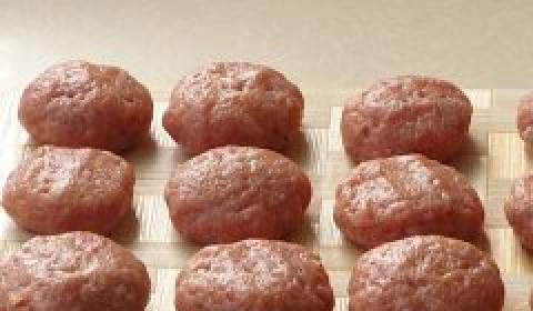 1. Этап. Колобки из фарша: Из получившегося фарша сформируйте шарики величиной с небольшое куриное яйцо, слегка 