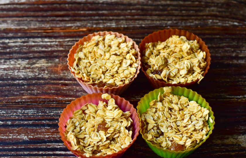 1. Этап. Маффины Фитнес: Разложите массу в силиконовые формочки.