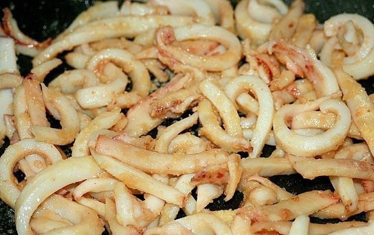 1. Этап. Кальмары в сметанном соусе: 3. Обваляйте кальмары в муке и отправьте жариться на разогретую сковороду с растительным маслом. Обжаривать их нужно не более пяти минут на среднем огне, а в самом конце рекомендую добавить 2 столовые ложки сливочного масла и сметану. На 4 тушки кальмаров у мня ушло 200 гр сметаны. Я брала 15%.