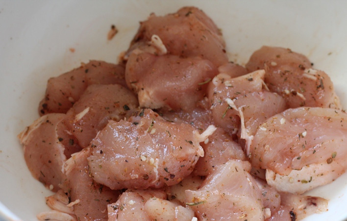 1. Этап. Курица кусочками в мультиварке: Солим и перчим.