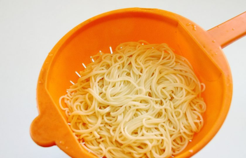 1. Этап. Паста с цветной капустой и петрушкой: 3. В этой же воде отварите макароны, согласно инструкции на упаковке. Откиньте так же на дуршлаг.