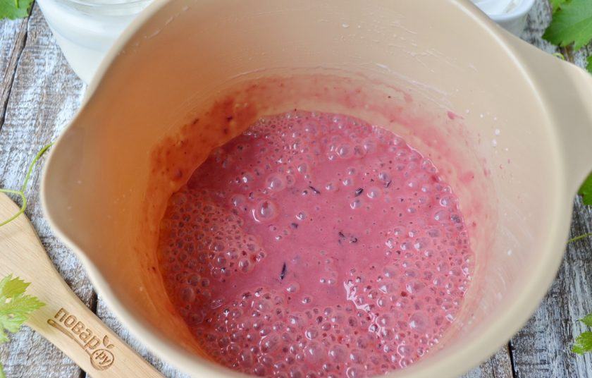 1. Этап. Сладкий холодник: Погружным блендером пюрируйте массу. После чего пропустите ее через мелкое сито, чтобы шкурки ягод не попали в суп.