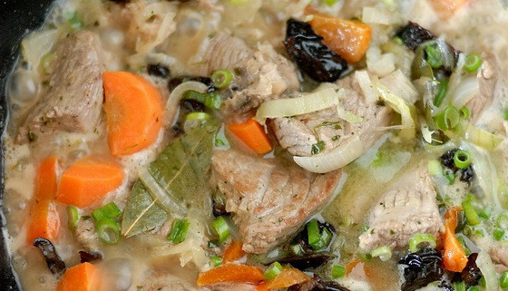 1. Этап. Телятина в вине: Добавьте сухофрукты и лавровый лист. Влейте вино и тушите блюдо до полного испарения жидкости, примерно 10 минут. В конце добавляем прованские травы, соль, перец и зеленый лук. Перемешиваем и оставляем под крышкой на 10 минут.