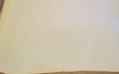 1. Этап. Мини-тортики из мастики: 2. Противень застелите пергаментом и смажьте маслом. Вылейте тесто и отправьте в разогретую до 180 градусов духовку. Выпекайте до румяности минут 15.