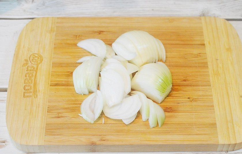 1. Этап. Бараньи ребрышки, томленные под луком: 3. Лук нарежьте полукольцами.