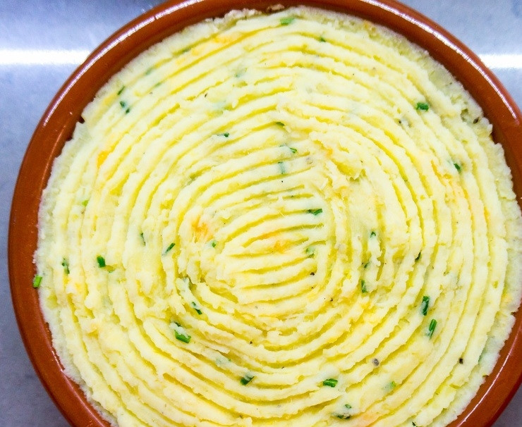 1. Этап. Английский пастуший пирог: Вилкой сделайте канавки на пюре. Отправьте пирог в разогретую до 180 градусов духовку на 20 минут.