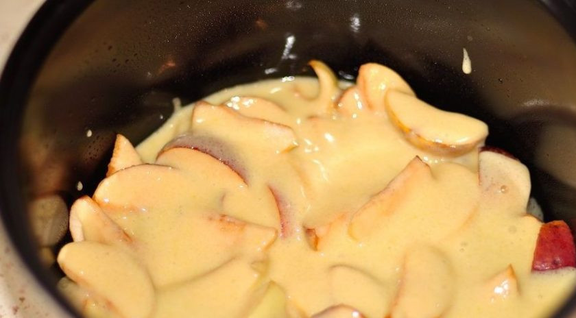 1. Этап. Шарлотка для мультиварки: Тестом залейте яблоки в чаше для мультиварки.