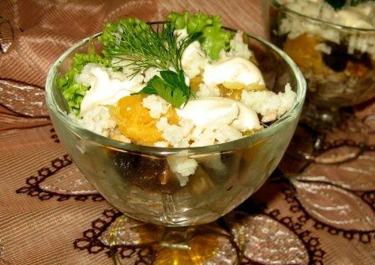 1. Этап. Салат Черная курица: 3. Последний шаг - мясо криля (отцедите его предварительно от жидкости) и немного майонеза. Украшаем и можно подавать!