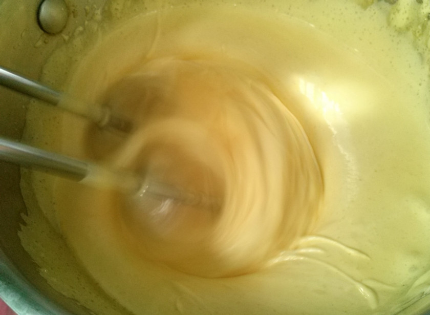 1. Этап. Птичье молоко (торт): Желтки взбейте со стаканом сахара до пышной белой плотной массы. Добавьте затем молоко и муку, перемешайте.