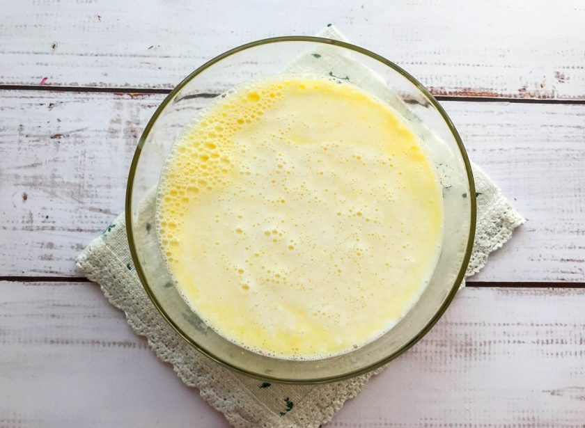 1. Этап. Оладьи на кефире и сметане: Влейте теплый кефир и хорошо перемешайте.