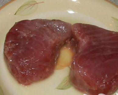 1. Этап. Тунец в томатном соусе: 1. Почистить и нарезать лук. Почистить и нарезать помидоры. Почистить и раздавить чеснок. Разогреть духовку до 160 градусов. Сбрызнуть лимонным соком тунец с обеих сторон и поставить их на час в холодильник.