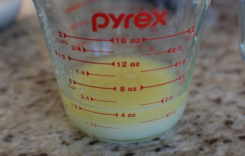 1. Этап. Лимонный кекс с майонезом: 10. Смешайте оставшийся лимонный сок (около 1/3 стакана) и сахар, столько же, сколько сока. Отправьте в микроволновку на 45 секунд, чтобы растопились крупинки.