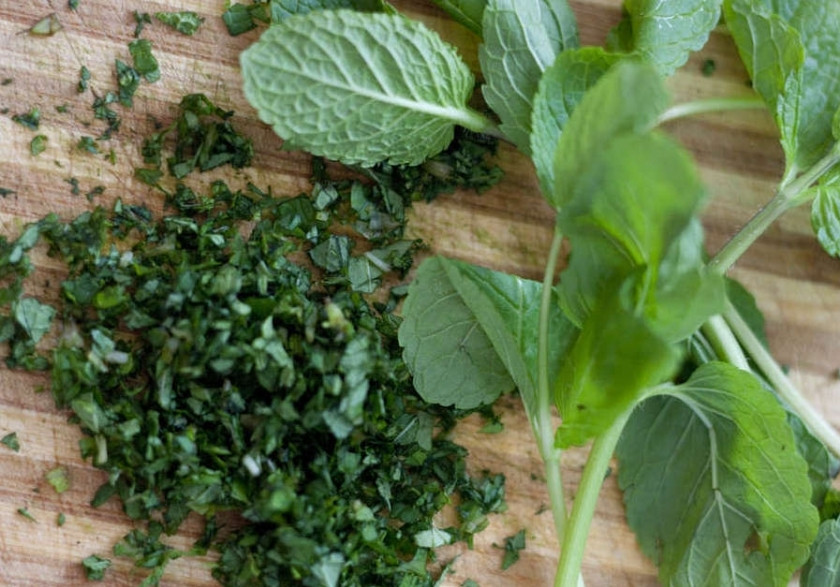 1. Этап. Салат по-французски: Мяту мелко нарезать.