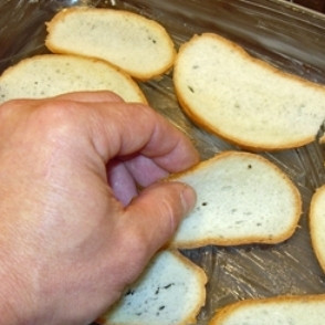 1. Этап. Яблоки, запеченные с черствым хлебом: Выкладываем на противень слой из ломтиков хлеба. Выкладываем не внахлест - нам надо, чтобы ломтики плотно примыкали один к другому.