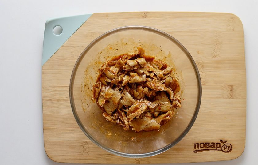 1. Этап. Соевое мясо: Замаринуйте соевое мясо в маринаде на несколько часов, можно оставьте на ночь.