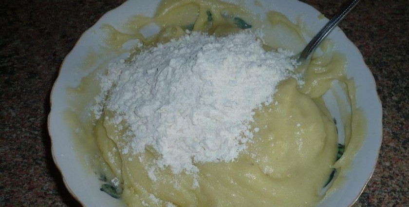 1. Этап. Вегетарианский рулет: К картофельному пюре добавьте муку, перемешайте.