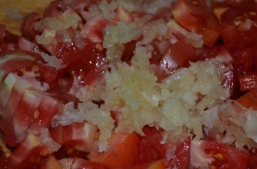 1. Этап. Холодная закуска из рапанов: 2. Помидоры мою и нарезаю небольшими кусочками, чищу чеснок и пропускаю его через пресс, смешиваю с помидорами. Мою и вытираю зелень, нарезаю ее мелко.