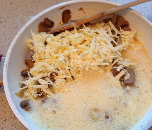 1. Этап. Французский пирог за 5 минут: 4. Яйца чуть взбиваем венчиком. Добавим начинку со сковородки и натертые сырки.