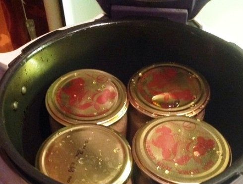 1. Этап. Печеночный паштет на зиму в банках: На дно мультиварки выложите кухонное полотенце или силиконовый коврик, добавьте мультистакан воды и закрывайте крышку. Выбираем режим 