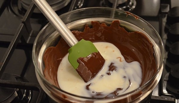 1. Этап. Пирог Елочка: 3. Для приготовления крема растопите шоколад со сливками или молоком на водяной бане. Можно также использовать шоколадную пасту.