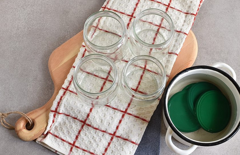 1. Этап. Икра из баклажанов на зиму: За это время подготовьте банки. Они должны быть очень горячими и сухими к моменту окончания тушения. Удобнее всего для горячего розлива прокаливать банки в духовке и доставать по одной для заполнения. Крышки прокипятите и держите в кипятке.