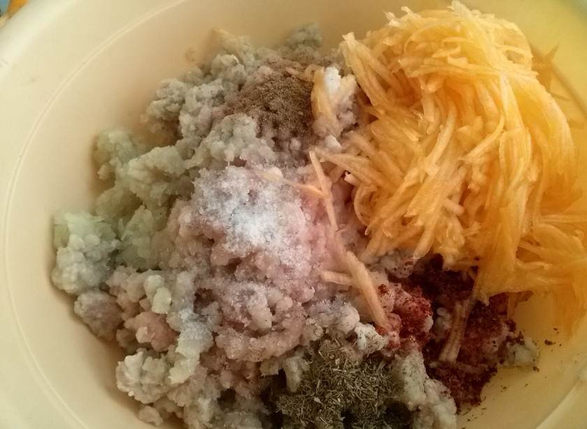 1. Этап. Манты с тыквой и мясом в мультиварке: В традиционных мантах мясо и тыква режутся одинаковыми мелкими кусочками. Я пропускаю мясо с луком через мясорубку, а тыкву тру на мелкой терке. Добавляю специи и соль по вкусу, тщательно вымешиваю. Фарш получается очень вкусным и сочным.