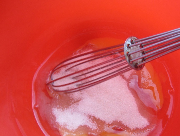 1. Этап. Творожный пудинг без выпечки: Яйцо разотрите с сахаром.