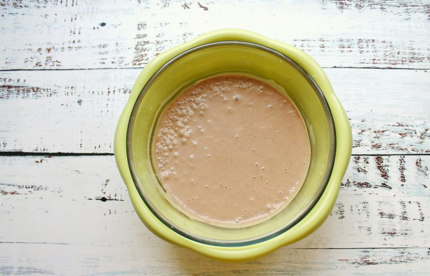 1. Этап. Творожно-кофейный десерт: В чашу с творожной массой влейте кофейное молоко и взбейте до однородности.