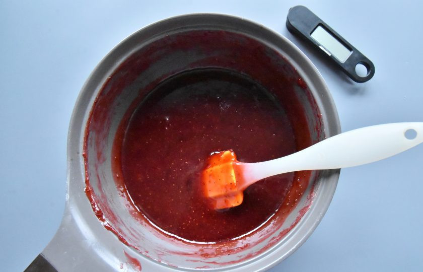 1. Этап. Конфеты из замороженной клубники: Снимите горячую смесь с огня и влейте в нее сок половины лимона. Перемешайте и быстро разлейте по формам.