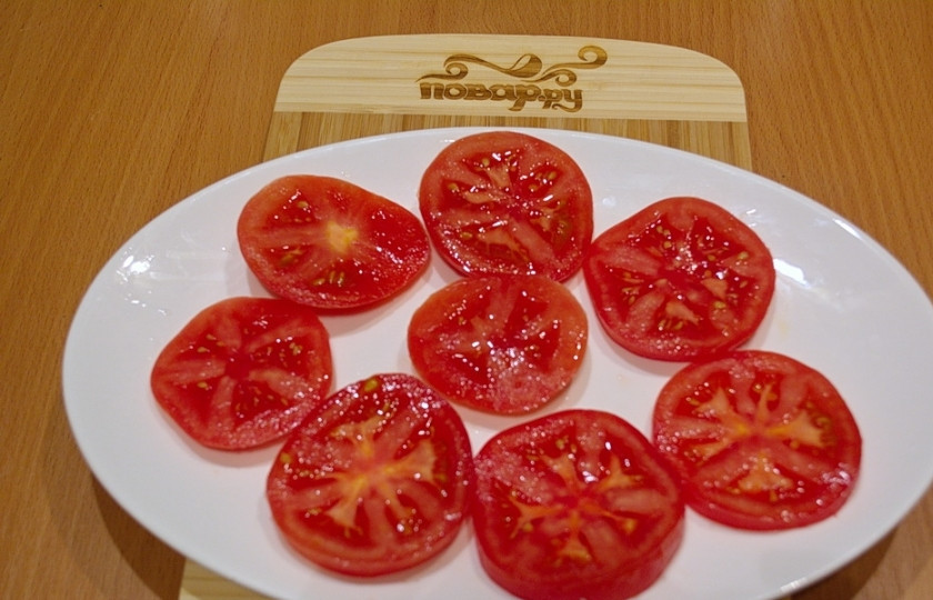 1. Этап. Помидоры с брынзой: Помидоры выложите на сухое и чистое блюдо в один слой.