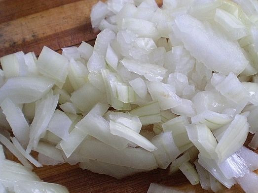 1. Этап. Слоеный салат с ветчиной: Очищаем луковицу и мелко нарезаем. Лук в этот салат можно добавлять сырым, а можно пожарить с грибами. Выкладываем лук на грибной слой и промазываем майонезом.