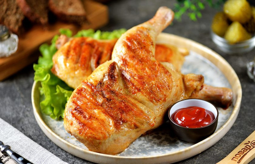 1. Этап. Корнишоны-гриль: Корнишона-гриль подавайте со свежей зеленью, домашними соленьями и любимым гарниром.