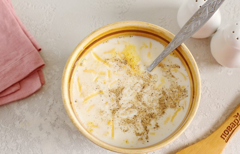 1. Этап. Белокочанная капуста в сыре в духовке: Отдельно взбейте яйца, добавьте сливки, тертый сыр (немного оставьте для верха), соль и перец по вкусу.