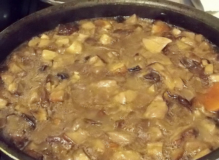 1. Этап. Жареные лесные грибы на зиму: Посолите грибы и начните жарить.