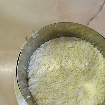 1. Этап. Салат Оксанка: Яйца натереть на терке на слой оливок и смазать майонезом.