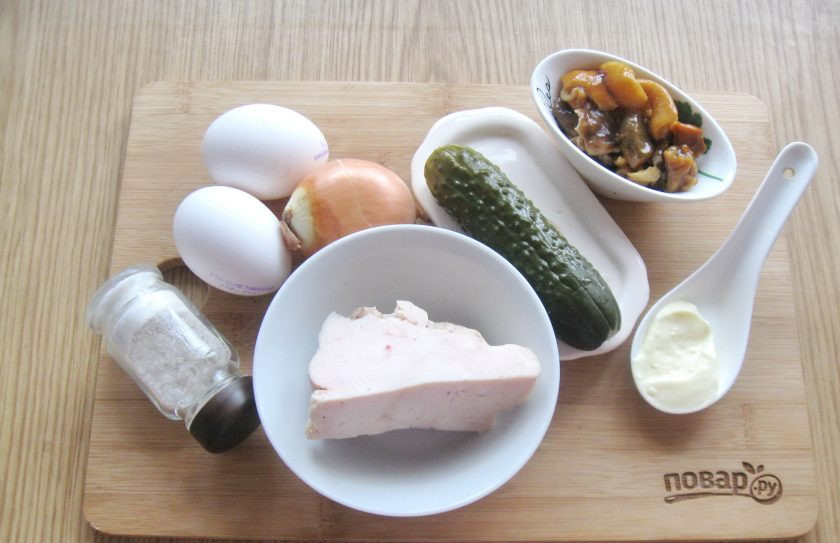 1. Этап. Салат с ветчиной и маринованными грибами: Подготовьте ингредиенты для салата.