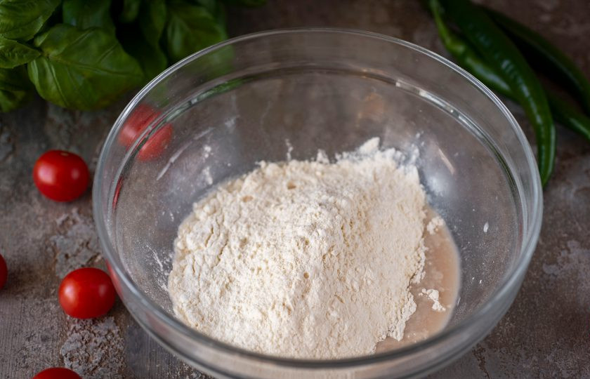 1. Этап. Мексиканская острая пицца: Добавьте просеянную муку и соль.