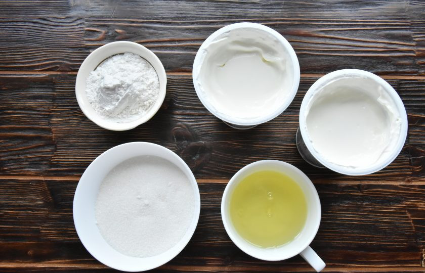 1. Этап. Пирог Ложный сырник: Пока тесто охлаждается подготовьте начинку. Для начинки используйте сметану 15-25% жирности. Регулируйте количество сахара по своему вкусу. Вместо смеси для пудинга можно взять кукурузный крахмал.