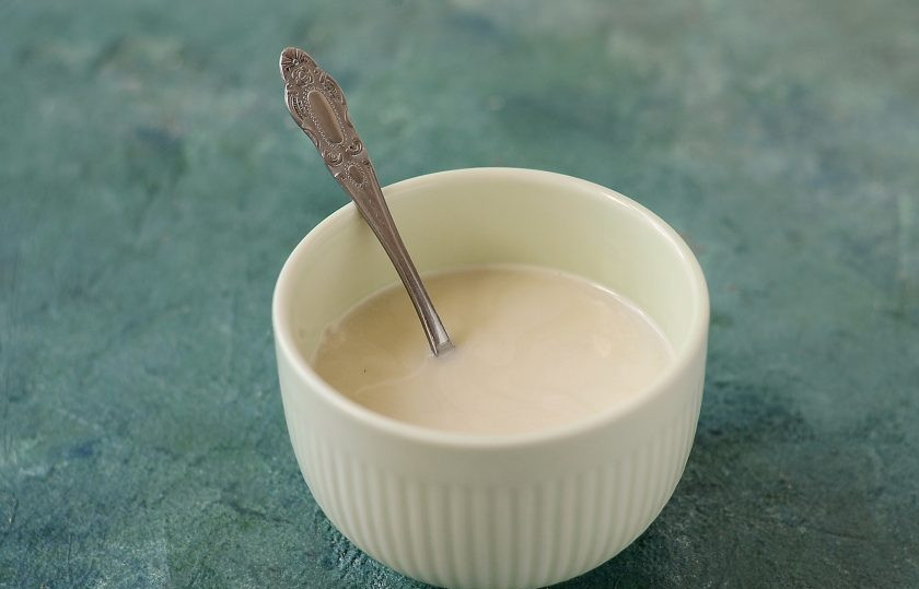 1. Этап. Банановый веганский хлеб: Смешайте растительное молоко и яблочный уксус. Оставьте на 5 минут.