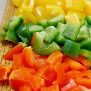 1. Этап. Баранина с овощами в тажине: Перцы нарезаем крупными кубиками.